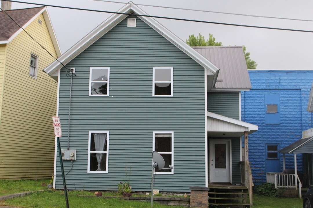 312 Brown St in Carthage, NY - Building Photo