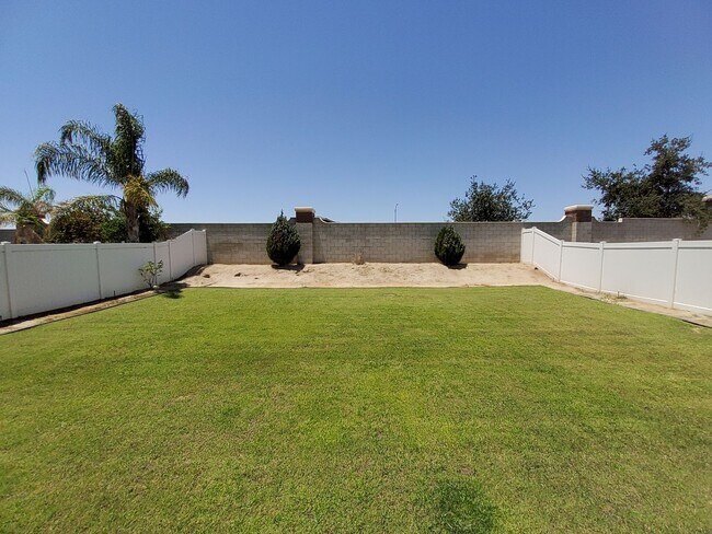 23 White Alder Dr in Bakersfield, CA - Building Photo - Building Photo