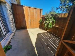 7206 Creekside Dr in Austin, TX - Foto de edificio - Building Photo