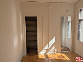 634 S Gramercy Pl in Los Angeles, CA - Foto de edificio - Building Photo