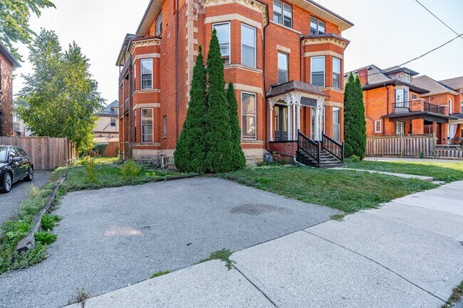 67 Ontario Av in Hamilton, ON - Building Photo - Building Photo