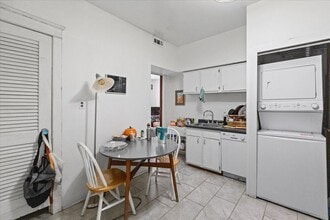 4002 N Southport Ave, Unit 2 in Chicago, IL - Building Photo - Building Photo