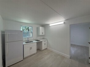 6765 SW 34th St in Miami, FL - Foto de edificio - Building Photo