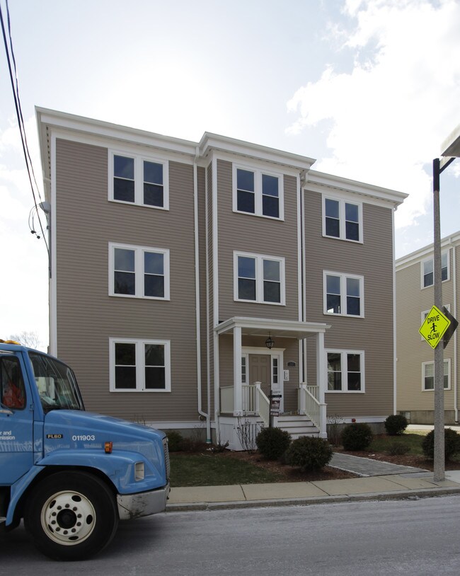 37 Coffey St in Dorchester, MA - Foto de edificio - Building Photo