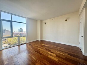 65-18 Austin St in Queens, NY - Building Photo - Building Photo
