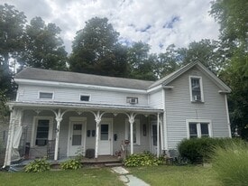 8 3rd St in Hoosick Falls, NY - Building Photo