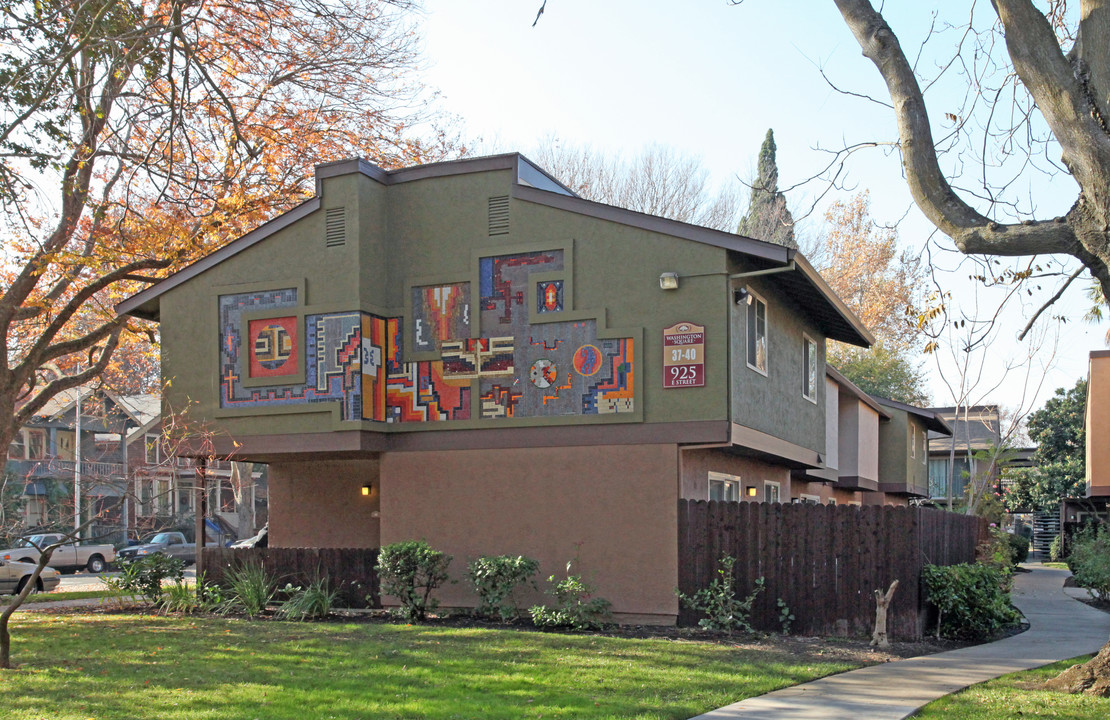 Washington Square in Sacramento, CA - Building Photo