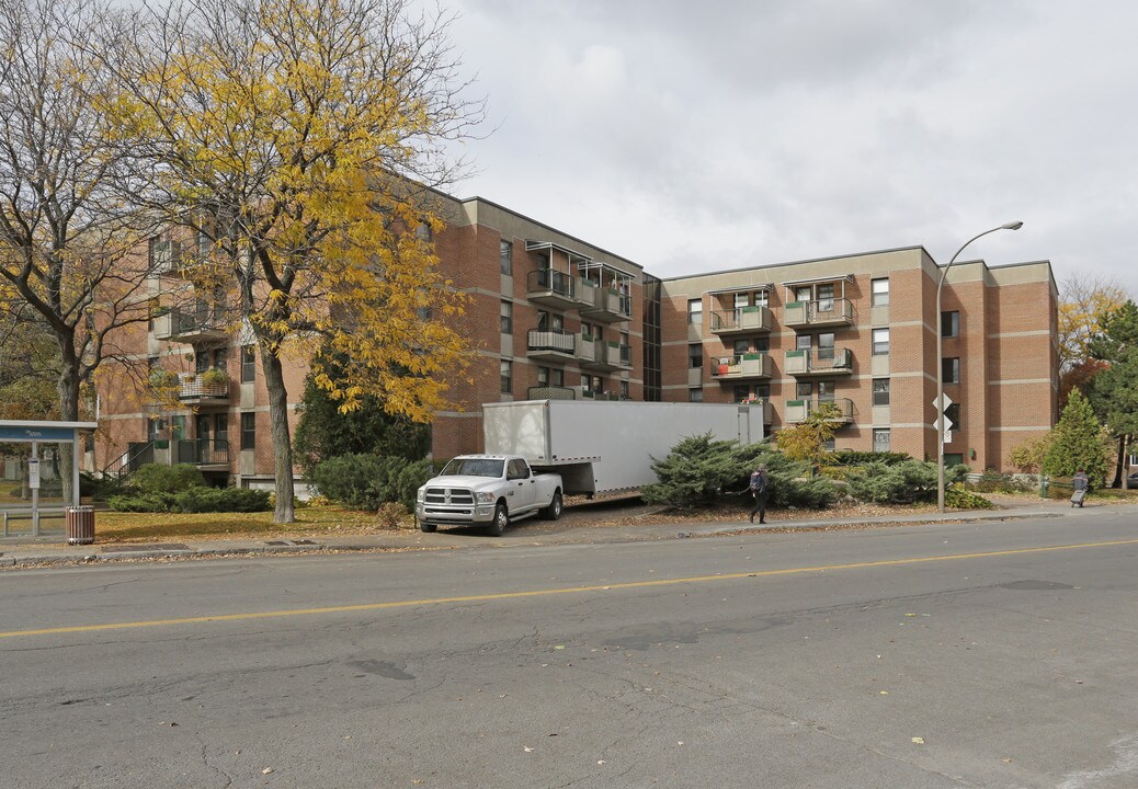 4555 Ontario Rue E in Montréal, QC - Building Photo