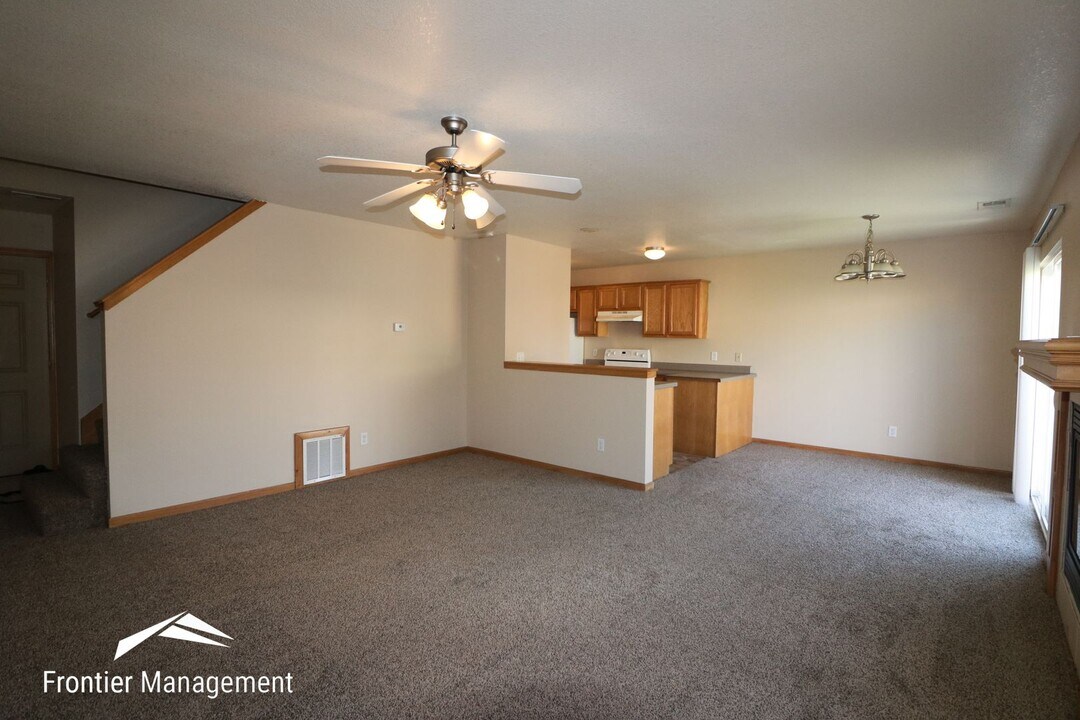 908-910 Jackalope Ct in Junction City, KS - Building Photo