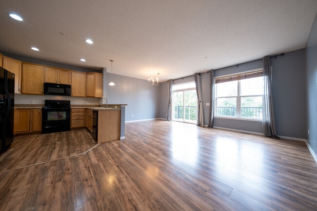 11816 Emery Village Dr N in Champlin, MN - Building Photo - Building Photo