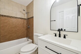 3320 W Kathleen St, Unit A in Tampa, FL - Foto de edificio - Building Photo