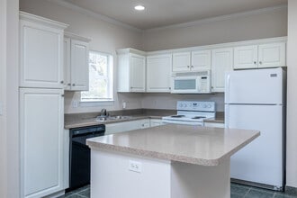Tuckaway at Briarwood in Lawrence, KS - Foto de edificio - Interior Photo