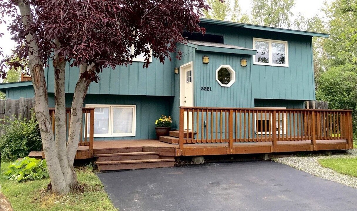 3221 Spalding Cir in Anchorage, AK - Building Photo
