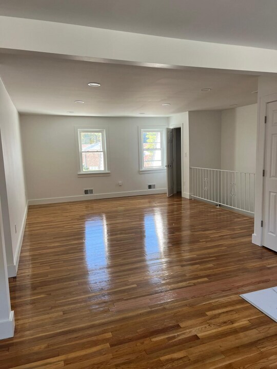 505 Adams Ln in North Brunswick, NJ - Building Photo