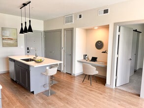 Cypress Lofts in Sherman, TX - Foto de edificio - Building Photo