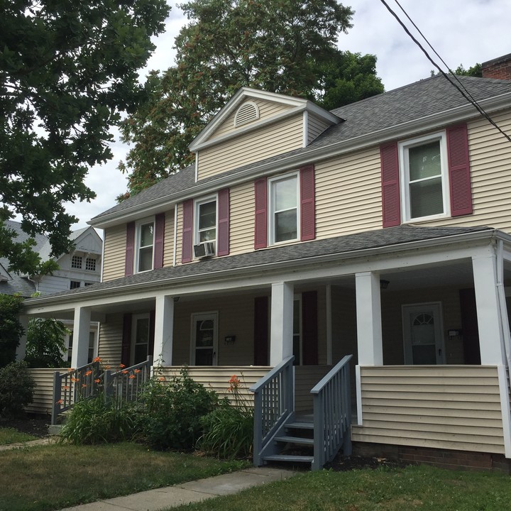 St. Clair Village in Painesville, OH - Foto de edificio