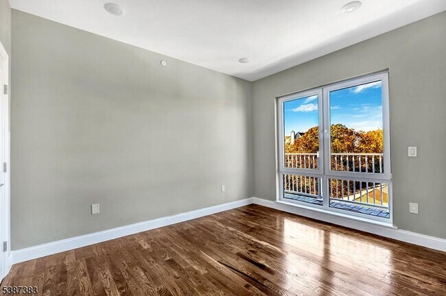 318 Dixon Ave in Paterson, NJ - Building Photo - Building Photo