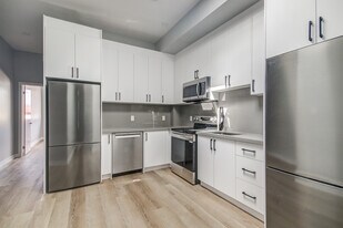 453 Dundas St W in Toronto, ON - Building Photo