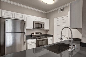 Broadleaf Apartments in Sacramento, CA - Building Photo - Building Photo