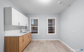 303 Poplar St in Bridgeport, CT - Foto de edificio - Building Photo