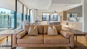 1414 Wood Hollow Dr, Unit 325 in Houston, TX - Building Photo