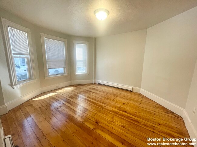 22 Howell St, Unit 2 in Boston, MA - Foto de edificio - Building Photo