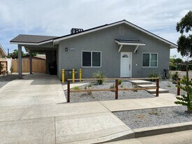 323 W Laurel Ave in Visalia, CA - Building Photo