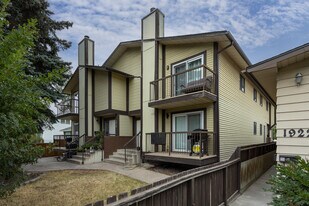1918 24A St SW in Calgary, AB - Building Photo