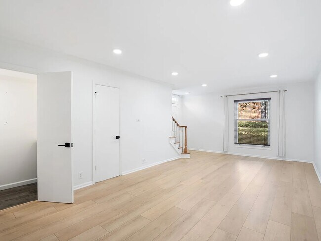 5025 Hillsboro Pike in Nashville, TN - Foto de edificio - Building Photo