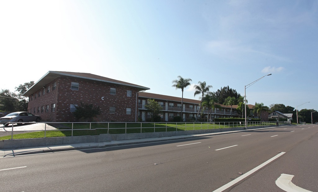 Lake Shore Manor Apartments in Lake Alfred, FL