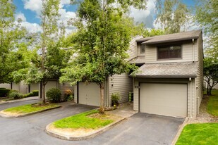 Indian Hills Condominiums in Vancouver, WA - Building Photo