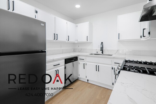 7945 Lime Ave in Fontana, CA - Foto de edificio - Building Photo
