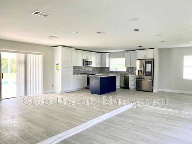 585 Queens Mirror Cir in Casselberry, FL - Building Photo - Building Photo