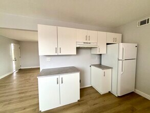 3213 Joann Way, Unit D in Las Vegas, NV - Foto de edificio - Building Photo