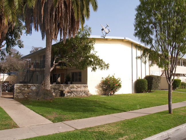 590 Joann St in Costa Mesa, CA - Foto de edificio - Building Photo