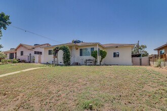 1105 Vanderbilt Dr in Bakersfield, CA - Building Photo - Building Photo