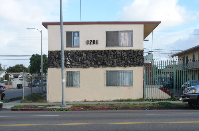 8200 S Main St in Los Angeles, CA - Building Photo - Building Photo