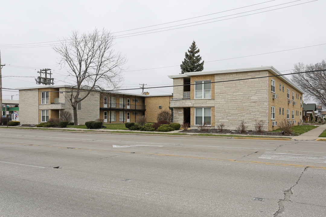 7130-7140 Pershing Rd in Berwyn, IL - Building Photo