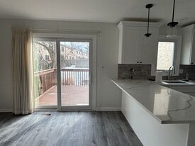 21 Teaberry Dr in Edison, NJ - Building Photo