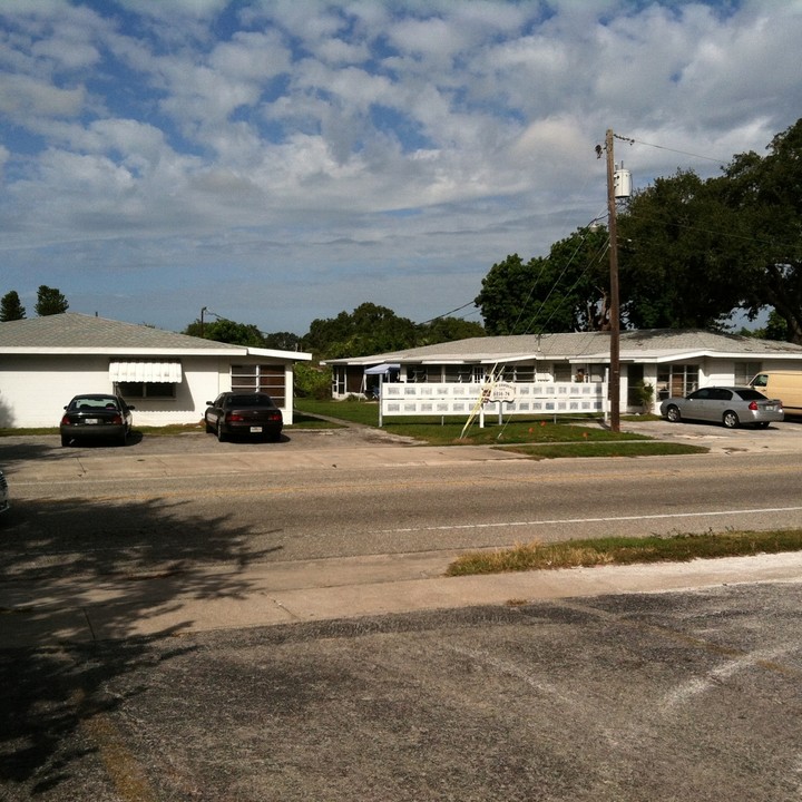 6368 Gateway Ave in Sarasota, FL - Foto de edificio