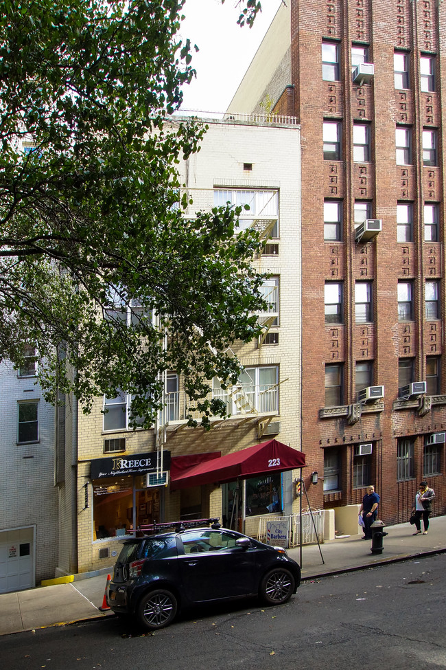 332 E 74th St in New York, NY - Building Photo - Building Photo