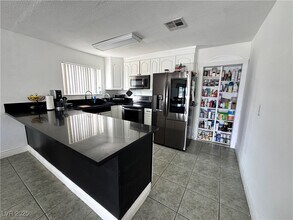 5248 Rambling Rd in Las Vegas, NV - Building Photo - Building Photo