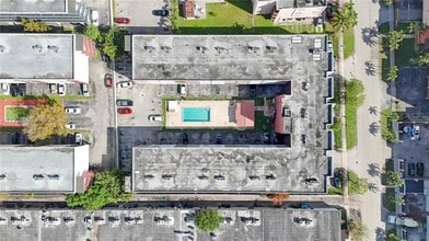 6070 W 19th Ave in Hialeah, FL - Foto de edificio - Building Photo