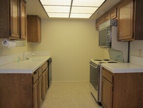 18411 Hatteras St in Los Angeles, CA - Building Photo - Building Photo