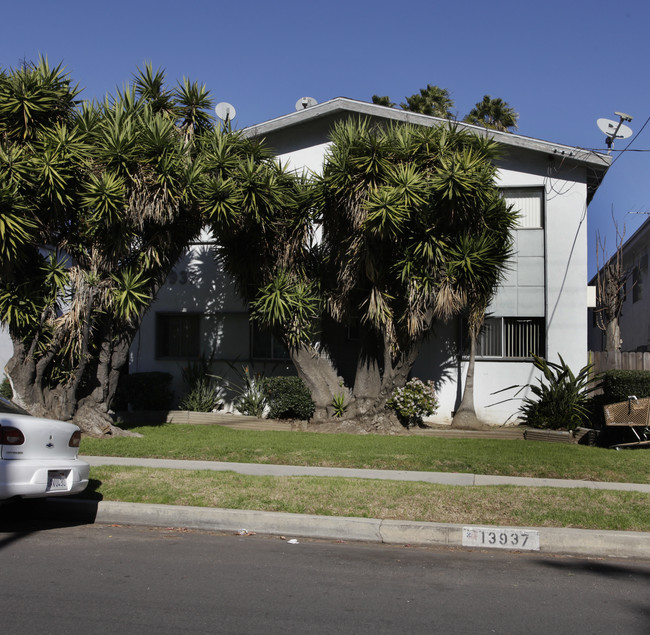 13937 Bessemer St in Van Nuys, CA - Building Photo - Building Photo