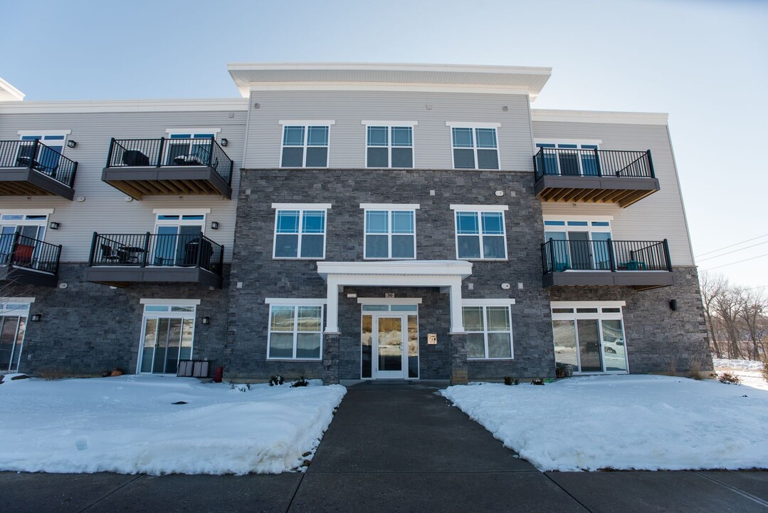 30 Gathering Pl Ln-Unit -30-101 in Iowa City, IA - Building Photo