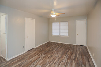 Good Haven Apartments in Dallas, TX - Building Photo - Interior Photo