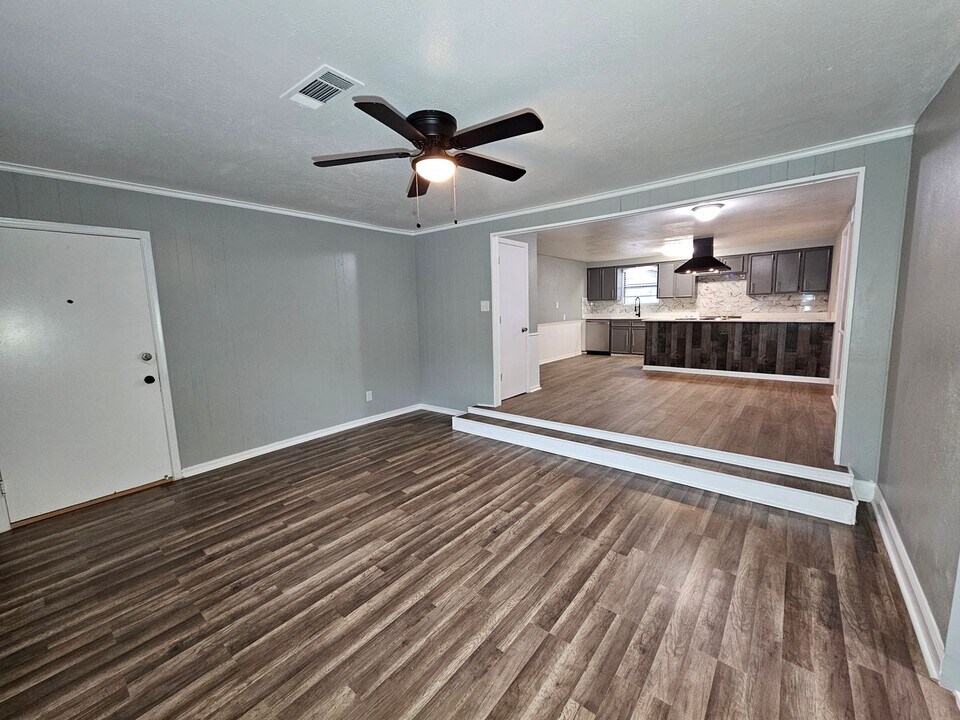 10217 Teagarden Rd, Unit Apt B in Dallas, TX - Foto de edificio