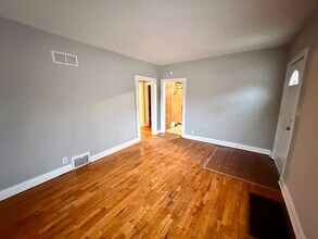 809 NE Maple Dr in Kansas City, MO - Foto de edificio - Building Photo