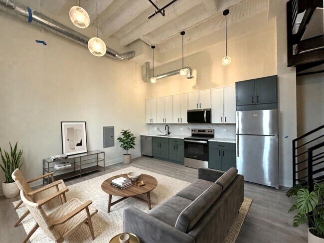 1453 Maple Ave, Unit 211 in Evanston, IL - Building Photo - Building Photo